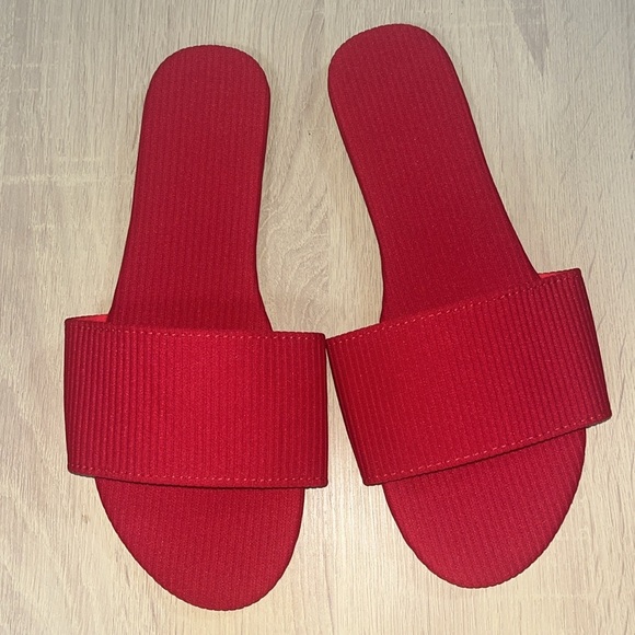 SOLD! Red Flat Georgia Textured Sandals Sz 7 - Picture 4 of 6